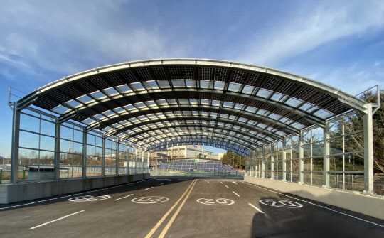 현대에너지솔루션 충북 음성공장 내 방음터널용 양면태양광 솔루션이 적용된 방음터널. <현대에너지솔루션 제공>